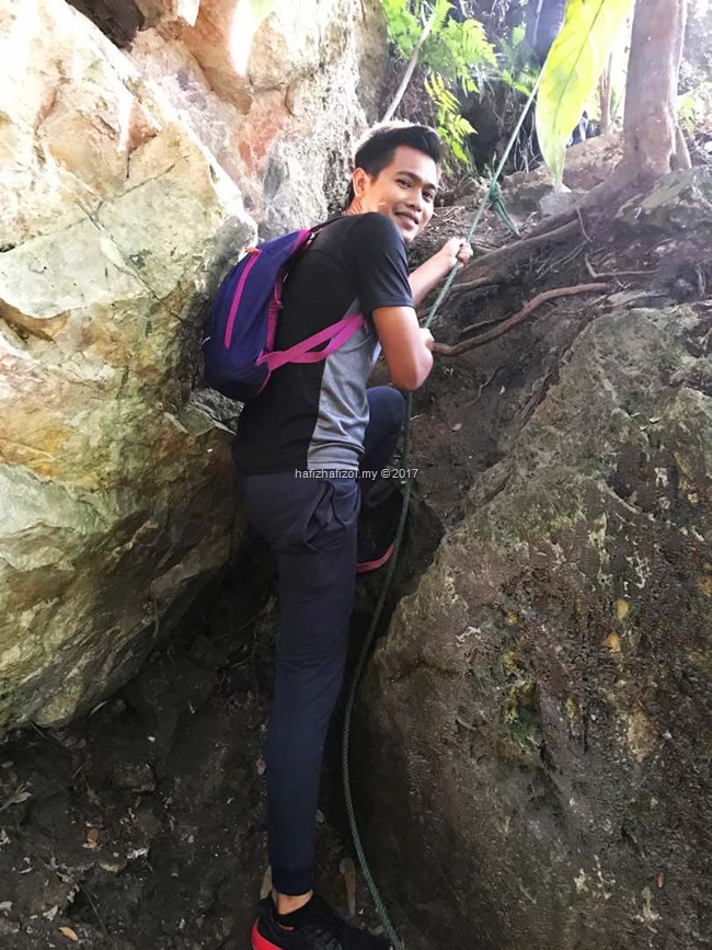 lelaki hensem di bukit batu condong