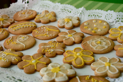 Galetes decorades amb flors en blanc i groc