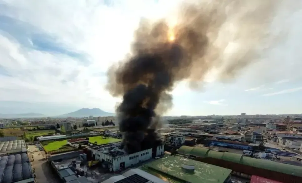 Incendio capannone ad Arzano