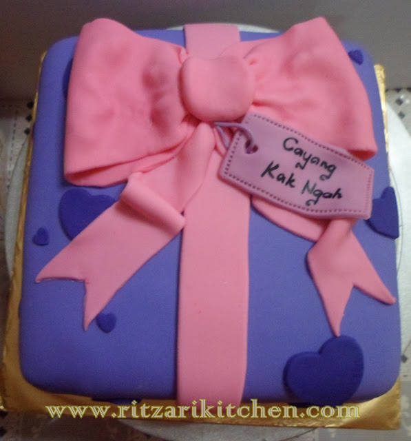 gift box cake