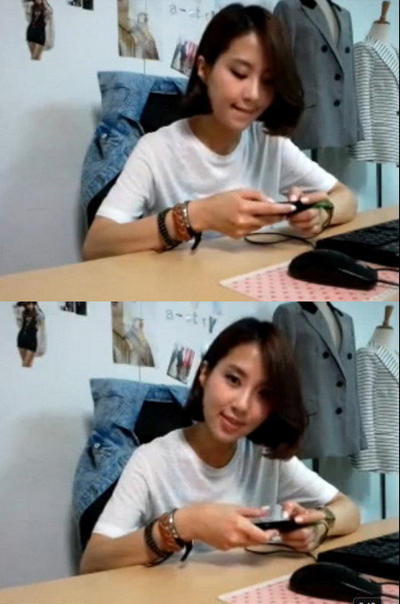 Android Girl (안드로이드녀) Lee Yong Hae Android Girl (안드로이드녀) Lee Yong Hae