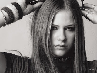 Famous Canadian Singer Avril Lavigne Unseen Hot Pics