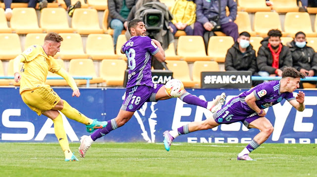 Óscar Arribas dispara tapado por Janko y Álvaro Aguado. A. D. ALCORCÓN 1 REAL VALLADOLID C. F. 2 Domingo 27/03/2022, 18:15 horas. Campeonato de Liga de 2ª División, jornada 33. Alcorcón, Madrid, estadio Santo Domingo: 2.497 espectadores.