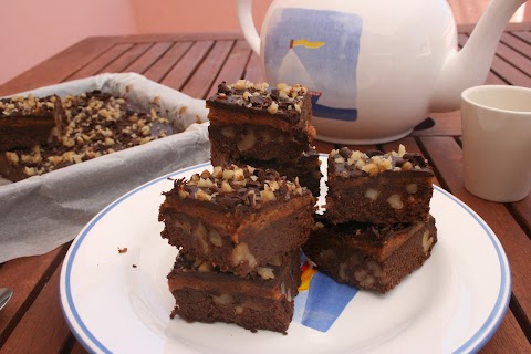 Brownie de chocolate com dupla cobertura (saudável, sem açúcar, farinha de trigo nem manteiga)