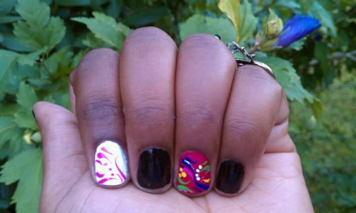 how manicurists can using a little Cool designs to draw on your nails