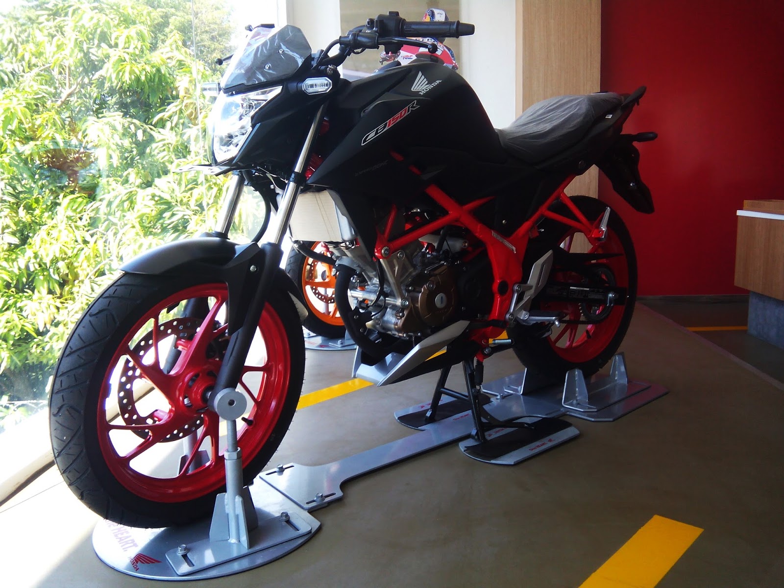 Galeri New Honda CB 150R Streetfire Raptor Black