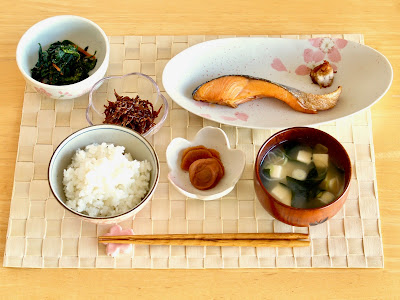 日本の朝食 配膳例