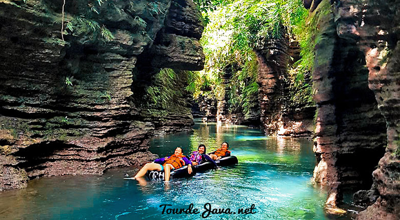 saat pagi waktu yang pas menikmati sungai santirah selasari dengan river tubing