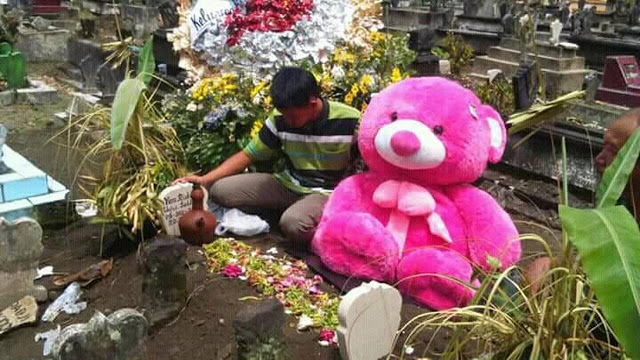 Kisah Sedih  Seorang Pemuda Membawa Boneka  Beruang Pink 