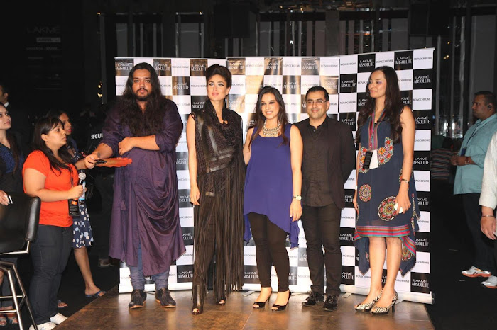 kareena kapoor stopper for designers pankajnidhi lfw 2012. hot photoshoot