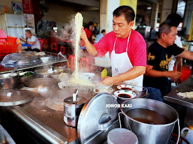 Muar Glutton Street 麻坡贪吃街 in Muar, Johor, Malaysia