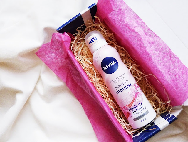 Nivea Silk Mousse Raspberry Rhubarb ošetrujúca sprchová pena