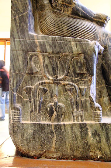 Imagen: laterales del trono se aprecia el símbolo del sema-tauy, que representa la unión del Alto y Bajo Egipto a través de las plantas de loto y papiro respectivamente.