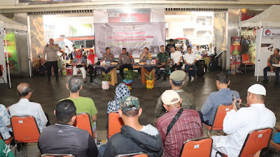 JUM'AT CURHAT, Kapolres Metro Jakarta Pusat Bersama Warga Di Lobby Blok A Pasar Tanah Abang