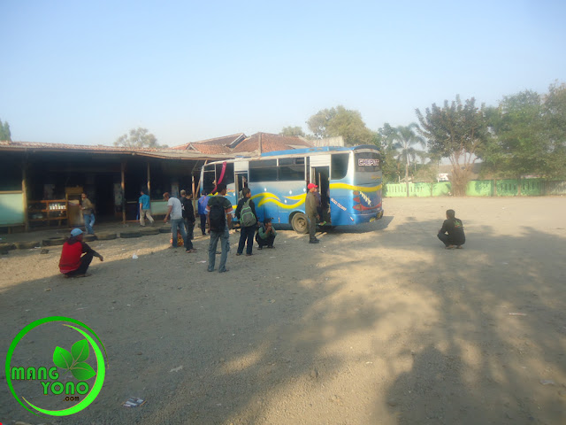 FOTO : Bus 3/4 Bintang Sanepa, saat singgah di RM Sabitha, Jl. Raya Kalijati - Subang. Foto jepretan admin.