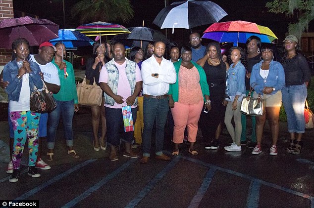 25 African-Americans thrown out of restaurant after a white woman complained of feeling 'threatened' [PHOTOS]