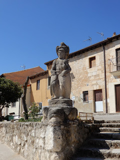 Escultura en piedra de Amancio Calvo, representando a un hombre sentado e