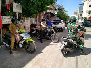 Gunakan Roda 2, Tiga Pilar Ujung Tanah Salurkan Bansos kepada Masyarakat diwilayah Polres Pelabuhan Makassar