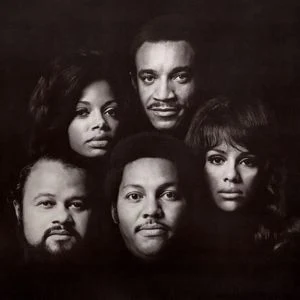 Descubra a energia contagiante do The 5th Dimension e embarque em uma jornada musical inesquecível com a melhor banda vocal americana.