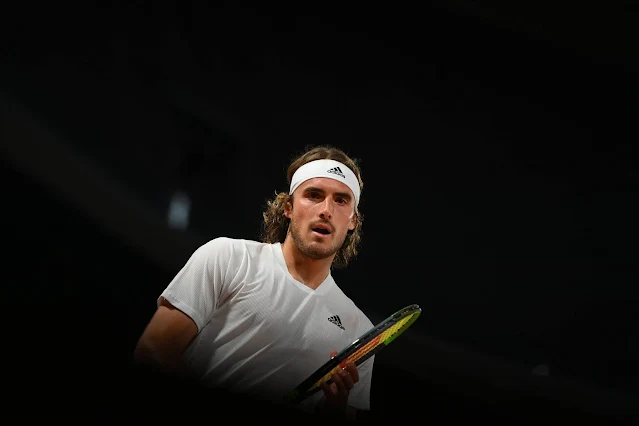 Stefanos Tsitsipas teve boa atuação na estreia em Roland Garros