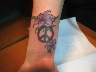 TATTOO TATUAJE SIMBOLO DE LA PAZ EN ANTEBRAZO CON FLORES