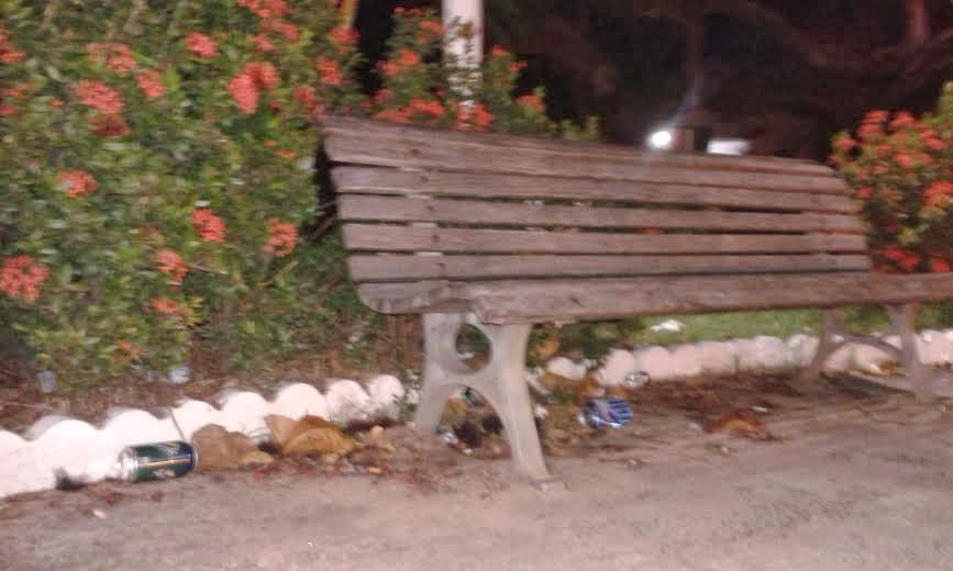 Moradores reclamam da falta de higiene na Praça Carlos Batalha Moradores reclamam da falta de higiene na Praça Carlos Batalha
