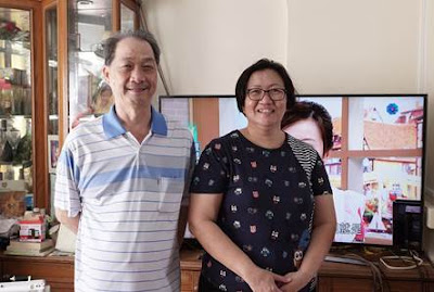 Source: Singtel. Mr and Mrs Chua Boon Kwee were gifted with a Samsung TV and two years of set top box rental for being one of the longest-tenured Singtel TV subscribers in Singapore.