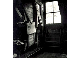 anne_frank_amp_039_s_attic_window_anne_frank_3_3bf2ced3b0db33f48d1a16130a552087_490x350