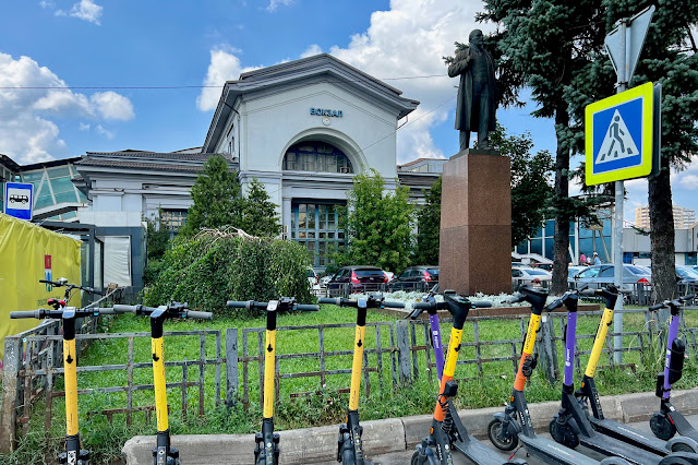 Мытищи, Вокзальная площадь, железнодорожный вокзал станции Мытищи (построен в 1896 году, архитектор Лев Кекушев), памятник Владимиру Ленину, самокаты