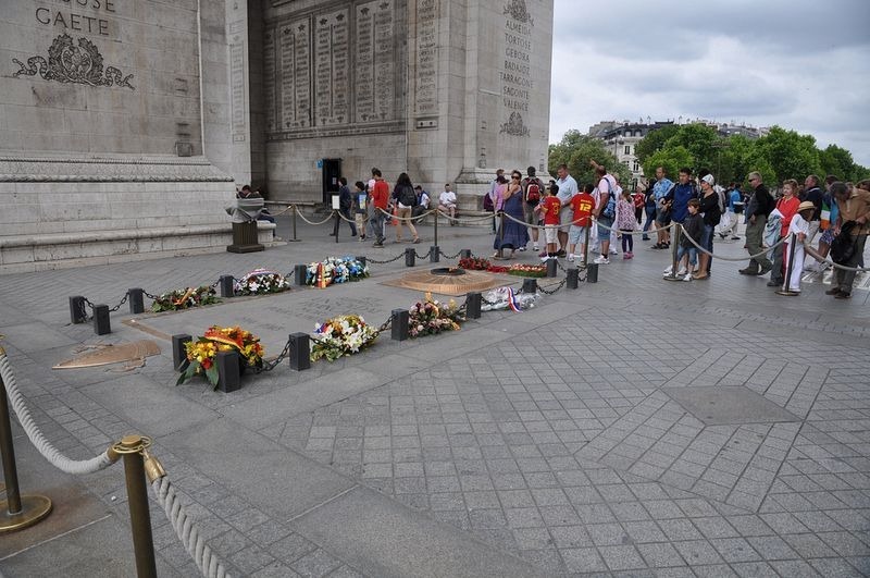 tomb-of-unknown-soldier-paris-2