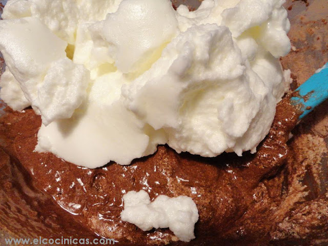 Tarta de café, nata, chocolate y crema agria