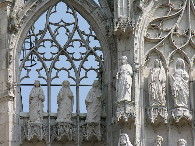 Sob a aparente fragilidade de gráceis colunetas e flechas rendilhadas, esconde-se uma poderosa armação de pedra. Catedral de Rouen, França. 