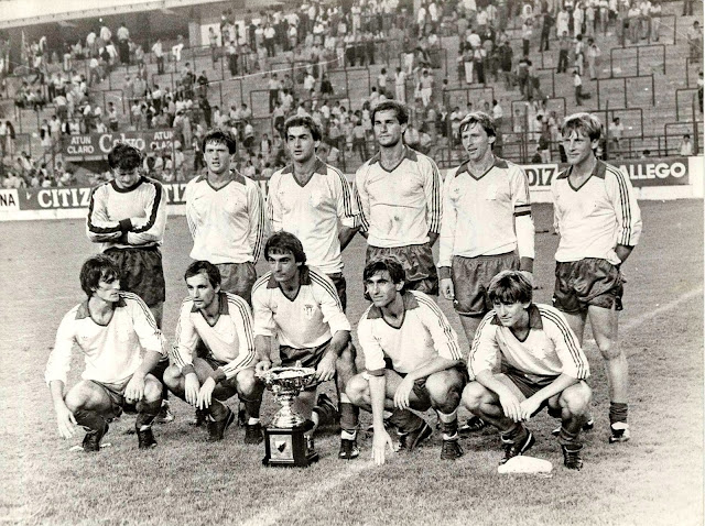 ESTRELLA ROJA DE BELGRADO (Fudbalski klub CRVENA ZVEZDA). Temporada 1982-83. Sin ordenar: Simenovic, Sugar, Slagojevic, Djurovski, Miletovic, Rajkovic, Janjanic, Milosavijevic, Petrovic, Savlc y Djuric. El Estrella Roja se proclama Campeón del Trofeo; aquí está posando con la Copa al finalizar el partido. REAL SPORTING DE GIJÓN 0 ESTRELLA ROJA DE BELGRADO 1 Domingo 29/08/1982, 20:30 horas. XIX Trofeo Costa Verde, final. Gijón, Asturias, estadio El Molinón. GOLES: 0-1: 66’, Cundi, en propia puerta.