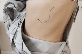 tatuaje constelación costado 1