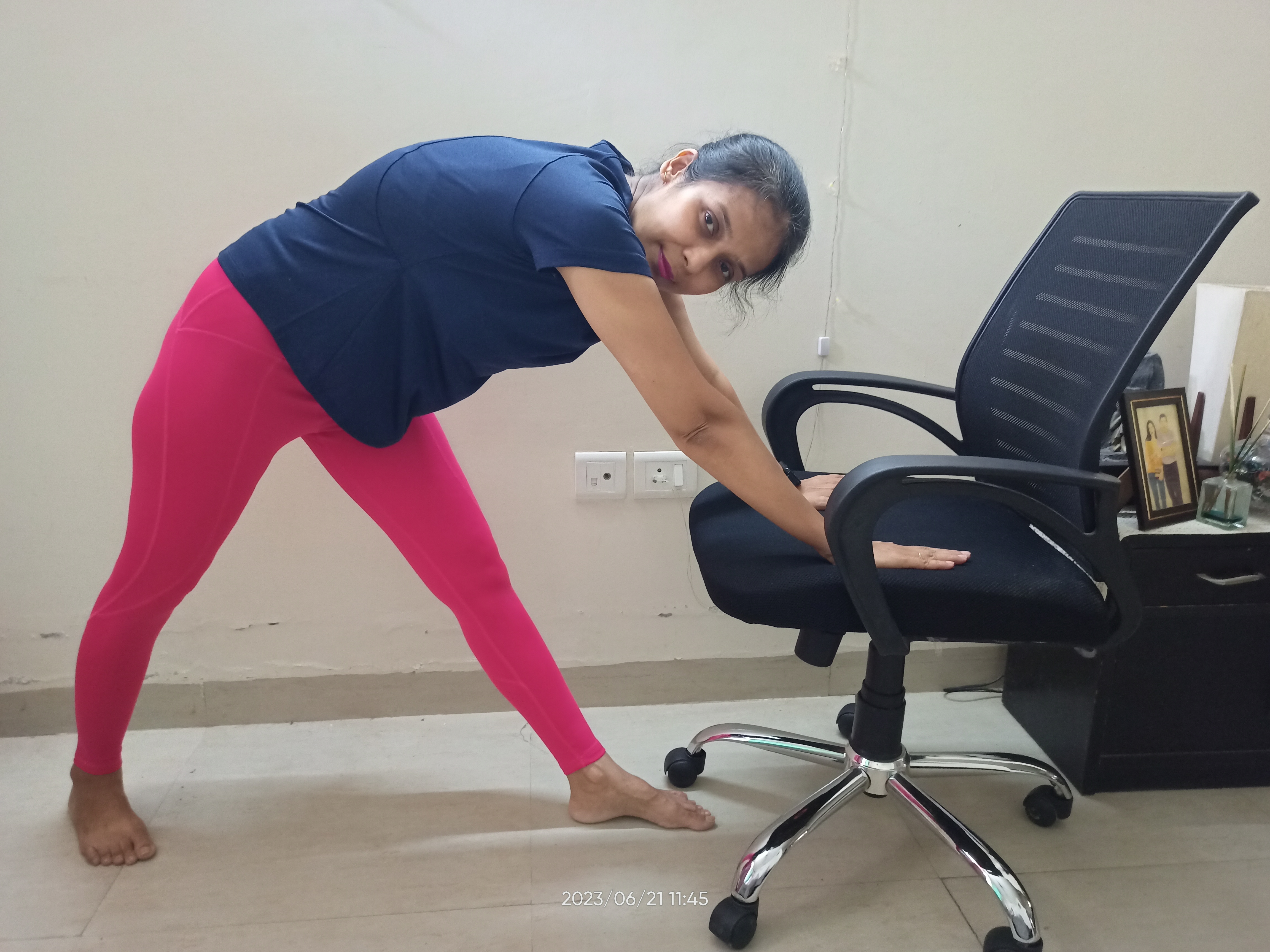 10 minute CHAIR Yoga for Beginners, Seniors & Desk Workers | Tight Hips  Stretch - YouTube