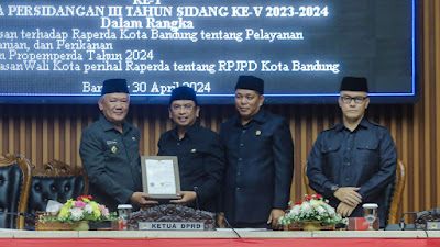 Pj Wali Kota Bandung Sampaikan Penjelasan Raperda tentang RPJPD Kota Bandung Tahun 2025-2045