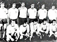 F. K. DINAMO KIEV - Kiev, Ucrania, U. R. S. S. - Temporada 1974-75 - Kolotov, Konkov, Rudakov, Reschko, Burijak y Troschin; Blokhin, Fomenko, Matwienko, Muntian y Onischtschenko - En 1975, el Dinamo Kiev ganó la Recopa y la Supercopa de Europa
