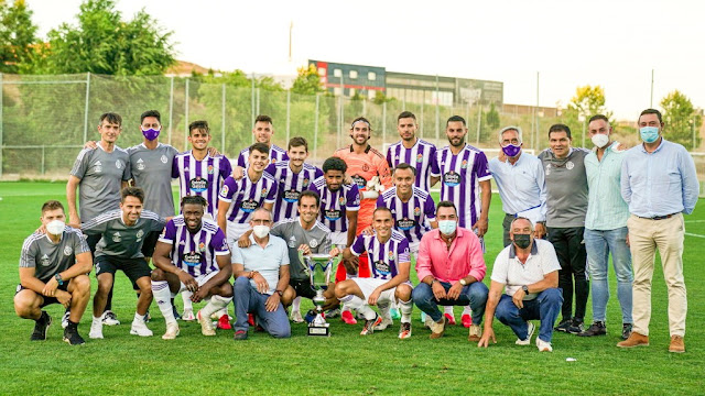 REAL VALLADOLID C. F. Temporada 2021-22. Pacheta (entrenador), Kuki Zalazar, Ócar Plano, Caro, Javi Sánchez, Bruno. Sekou, Aguado, Toni Villa, Janko, Nacho y Corral. Jugadores y cuerpo técnico del Real Valladolid y autoridades de Zaratán posan en el campo con el trofeo Villa de Zaratán recién conquistado. REAL VALLADOLID C. F. 2 S. D. AMOREBIETA 2 (5-3 en los penaltis). 06/08/2021. I Trofeo Villa de Zaratán. Zaratán, Valladolid, España, campo El Plantío. GOLES: 0-1: 28’, Etxaburu. 1-1: 60’, Kiko Olivas. 1-2: 66’, Ozkoidi. 2-2: 86’, Nacho, de penalti.