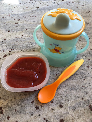 Petit pot de compote fraises, pomme et poivron maison