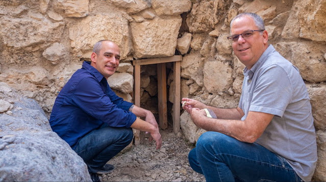 Доктор Джо Узиэль из Управления древностей Израиля (слева) и профессор Юваль Гадот из Тель-Авивского университета с черепом летучей мыши на стене в Городе Давида.