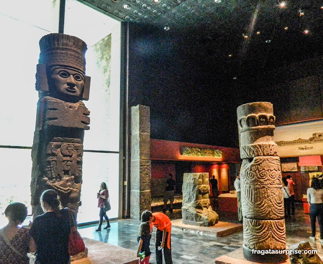 Atlantes, representação de guerreiros Toltecas no Museu Nacional de Antropologia do México