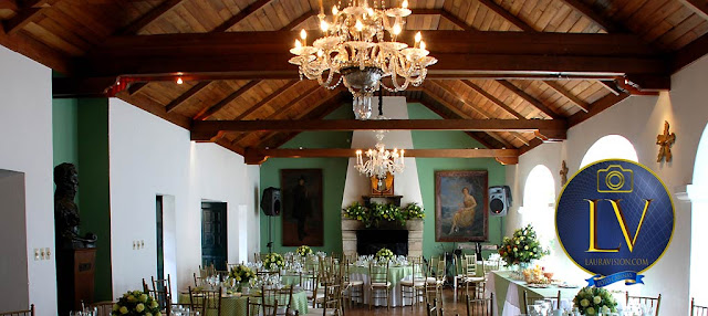 Salon principal con chimenea decorado para una boda del Museo del chicó
