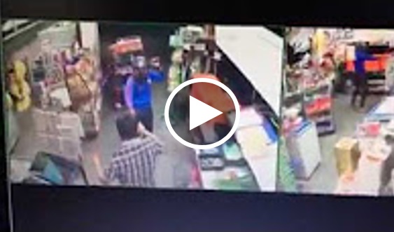 [VIDEO] Kedai Runcit Dirompak, Penjaga Kaunter Kena Tibai Dengan Parang Sampai Lunyai