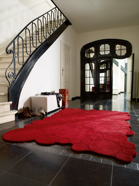 COMO DECORAR SALAS CON ALFOMBRAS ROJAS by artesydisenos.blogspot.com