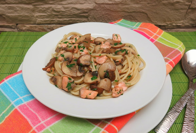 ESPAGUETIS CON SALMÓN Y CHAMPIÑONES