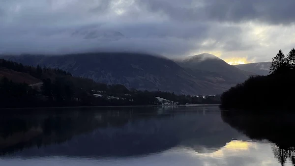 Clouds begin to obscure the fells: Grassmoor just peaking through