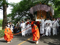 賀茂街道沿いで葵祭の行列を観覧