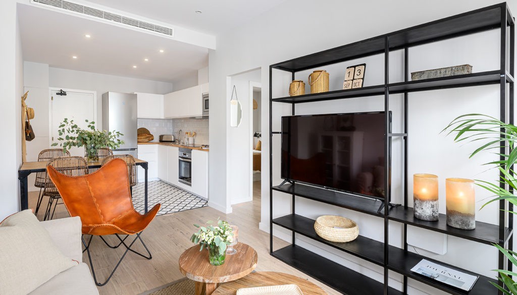 Un piso de alquiler de 55 m2 reformado con buenas ideas Cocina comedor y salón de planta abierta en piso pequeño reformado