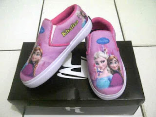 Gambar Sepatu Anak Perempuan Motif Frozen