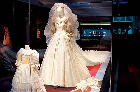 princess diana wedding dress designer. Her wedding gown was